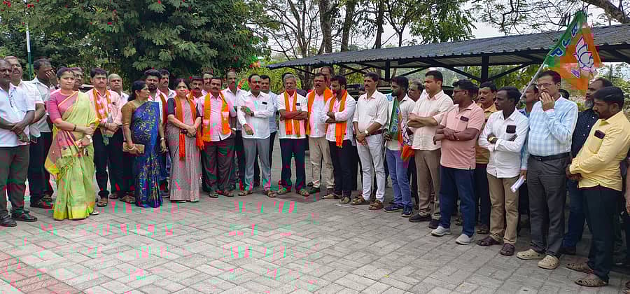 ಶೃಂಗೇರಿ ಸಾರ್ವಜನಿಕ ಆಸ್ಪತ್ರೆ ಮುಂಭಾಗದಲ್ಲಿ ಆಸ್ಪತ್ರೆಯ ಅವ್ಯವಸ್ಥೆ ಕುರಿತು ತಾಲ್ಲೂಕು ಬಿಜೆಪಿ ಘಟಕದಿಂದ ಸೋಮವಾರ ಪ್ರತಿಭಟನೆ ನಡೆಸಲಾಯಿತು