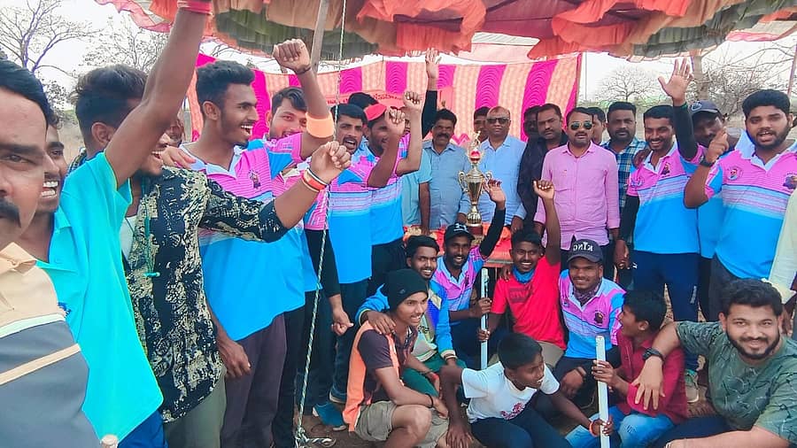 ಚಿಂಚೋಳಿ ತಾಲ್ಲೂಕು ಪಟಪಳ್ಳಿಯ ಕ್ರಿಕೆಟ್ ಮೈದಾನದಲ್ಲಿ ನಡೆದ ಟೆನ್ನಿಸ್ ಬಾಲ ಕ್ರಿಕೆಟ್ ಟೂರ್ನಿಯಲ್ಲಿ ಬೀದರ್ ಜಿಲ್ಲೆಯ ಮೀನಕೇರಾ ತಂಡಕ್ಕೆ ಡಾ. ಸಿದ್ಧರಾಜ ಕೇಶ್ವಾರ ನಗದು ಬಹುಮಾನ ಮತ್ತು ಟ್ರೋಫೊ ವಿತರಿಸಿದರು