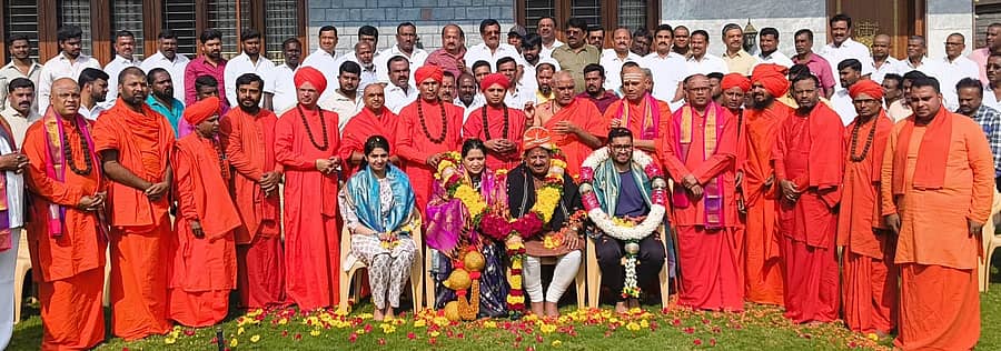 ವಿವಿಧ ಮಠಾಧೀಶರು ಎಸ್.ಆರ್.ವಿಶ್ವನಾಥ್ ಅವರ ಕುಟುಂಬವರ್ಗದವರನ್ನು ಆಶೀರ್ವದಿಸಿದರು