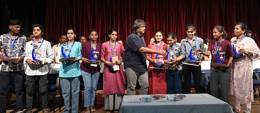 ಬೆಂಗಳೂರಿನಲ್ಲಿ ಸೋಮವಾರ ನಡೆದ ಕಾರ್ಯಕ್ರಮದಲ್ಲಿ ಶಾಲಾ ಶಿಕ್ಷಣ ಸಚಿವ ಮಧು ಬಂಗಾರಪ್ಪ ಅವರು ಸೊರಬ ತಾಲ್ಲೂಕಿನ ಪ್ರತಿಭಾವಂತ ವಿದ್ಯಾರ್ಥಿಗಳನ್ನು ಸನ್ಮಾನಿಸಿದರು
– ಪ್ರಜಾವಾಣಿ ಚಿತ್ರ