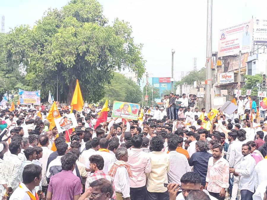 <div class="paragraphs"><p>ಮಲ್ಲಿಕಾರ್ಜುನ ಮುತ್ಯಾ ಬೆಂಬಲಿಸಿ ಬೀದಿಗಿಳಿದ ಕೋಲಿ ಕಬ್ಬಲಿಗ ಸಮುದಾಯದ ಜನ</p><p></p></div>