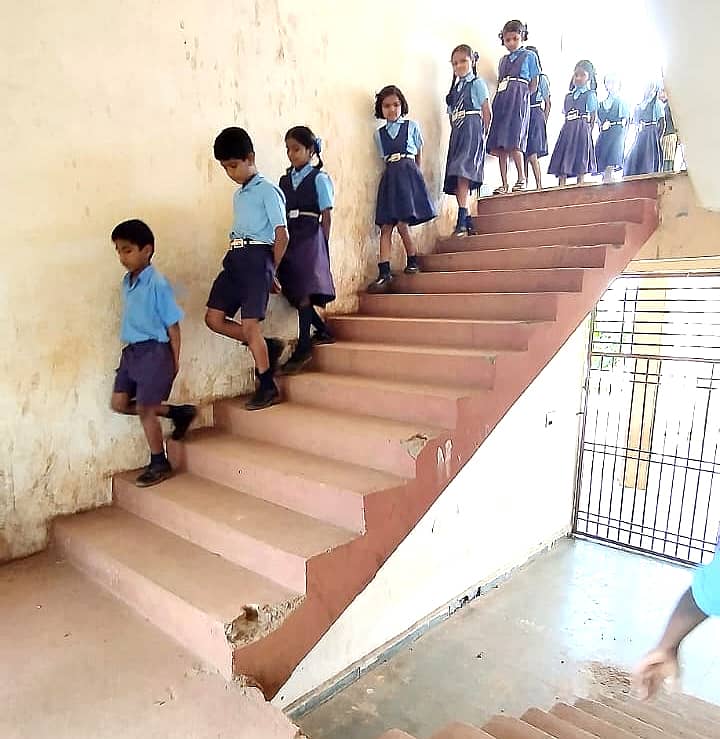 ಸೊರಟೂರ ಕರ್ನಾಟಕ ಪಬ್ಲಿಕ್ ಶಾಲೆ ಆವರಣದಲ್ಲಿರುವ ಡಿಪಿಇಪಿ ಶಾಲೆಯ ಕಟ್ಟಡದಲ್ಲಿ ಮೆಟ್ಟಿಲು ಹತ್ತುವ ಜಾಗದಲ್ಲಿ ಸುರಕ್ಷತೆ ಗೋಡೆ(ಗ್ರಿಲ್) ಕಿತ್ತು ಹೋಗಿದೆ 