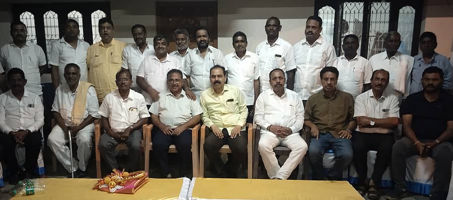 ಮಾಜಿ ಶಾಸಕ ಸಿ.ಎಸ್. ಪುಟ್ಟೇಗೌಡರ ಚನ್ನರಾಯಪಟ್ಟಣದ ಮನೆಯಲ್ಲಿ ಭಾನುವಾರ ನಡೆದ ಸಭೆಯಲ್ಲಿ ಭಾಗವಹಿಸಿದ್ದ ಕಾಂಗ್ರೆಸ್‌ ಮುಖಂಡರು.