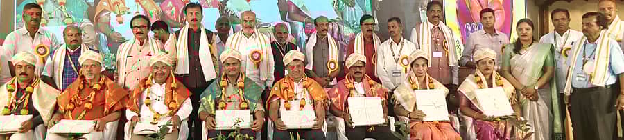 ಬೇಲೂರಿನಲ್ಲಿ ಸೋಮವಾರ ಆಯೋಜಿಸಿದ್ದ ಕಾಫಿ ಬೆಳೆಗಾರರ ಸಂಘದ ತಾಲ್ಲೂಕು ಘಟಕದ ಬೆಳ್ಳಿ ಮಹೋತ್ಸವದಲ್ಲಿ ಕಾಫಿ ಬೆಳೆಗಾರರನ್ನು ಅಭಿನಂದಿಸಲಾಯಿತು. ಶಾಸಕ ಎಚ್.ಕೆ. ಸುರೇಶ್, ಬಿ.ಎಲ್.ಶಂಕರ್, ಅದ್ದೂರಿ ಕುಮಾರ್, ಕೌರಿ ಸಂಜಯ್ ಪಾಲ್ಗೊಂಡಿದ್ದರು.