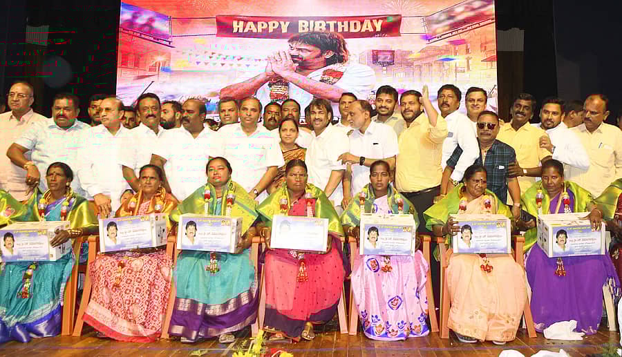 ಶಿವಮೊಗ್ಗದಲ್ಲಿ ಸೋಮವಾರ ಮಧು ಬಂಗಾರಪ್ಪ ಅಭಿಮಾನಿಗಳ ಸಂಘದಿಂದ ಆಯೋಜಿಸಿದ್ದ ಹುಟ್ಟುಹಬ್ಬ ಆಚರಣೆ ಕಾರ್ಯಕ್ರಮದಲ್ಲಿ ಪೌರ ಕಾರ್ಮಿಕರಿಗೆ ಸಚಿವ ಮಧು ಬಂಗಾರಪ್ಪ ಕುಕ್ಕರ್ ನೀಡಿ ಗೌರವಿಸಿದರು