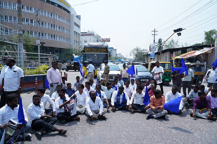 ರಾಜ್ಯದಲ್ಲಿ ಒಳ ಮೀಸಲಾತಿ ಸಮರ್ಪಕ ಅನುಷ್ಠಾನಕ್ಕೆ ಒತ್ತಾಯಿಸಿ ರಾಯಚೂರಿನಲ್ಲಿ ರಾಜ್ಯ ಮಾದಿಗ ಪದವೀಧರ ವೇದಿಕೆ ನೇತೃತ್ವದಲ್ಲಿ ಸೋಮವಾರ ಮಾದಿಗ ಸಮುದಾಯದವರು ಪ್ರತಿಭಟನೆ ನಡೆಸಿದರು