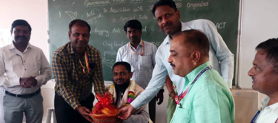 ಹುಕ್ಕೇರಿ ಸರ್ಕಾರಿ ಪ್ರಥಮ ದರ್ಜೆ ಕಾಲೇಜಿನಲ್ಲಿ ರಾಗಿಂಗ್ ಮತ್ತು ಪೊಕ್ಸೊ ಕಾಯ್ದೆ ಕುರಿತ ಉಪನ್ಯಾಸ ನೀಡಿದ ವಕೀಲರ ಸಂಘದ ಕಾರ್ಯದರ್ಶಿ ಮತ್ತು ನೋಟರಿ ಎಸ್.ಜಿ.ನದಾಫ ಅವರನ್ನು ಪ್ರಾಚಾರ್ಯ ಪ್ರಕಾಶ ಲಕ್ಷೆಟ್ಟಿ ಸತ್ಕರಿಸಿದರು.