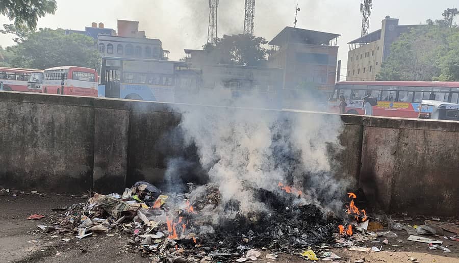 ಹರಿಹರದ ಕೆಎಸ್‌ಆರ್‌ಟಿಸಿ ಬಸ್ ನಿಲ್ದಾಣದ ಸಮೀಪ ಫೆ. 27ರಂದು ಕಸದ ರಾಶಿಗೆ ಬೆಂಕಿ ಹಾಕಿದಾಗ ದಟ್ಟ ಹೊಗೆ ಆವರಿಸಿರುವುದು 