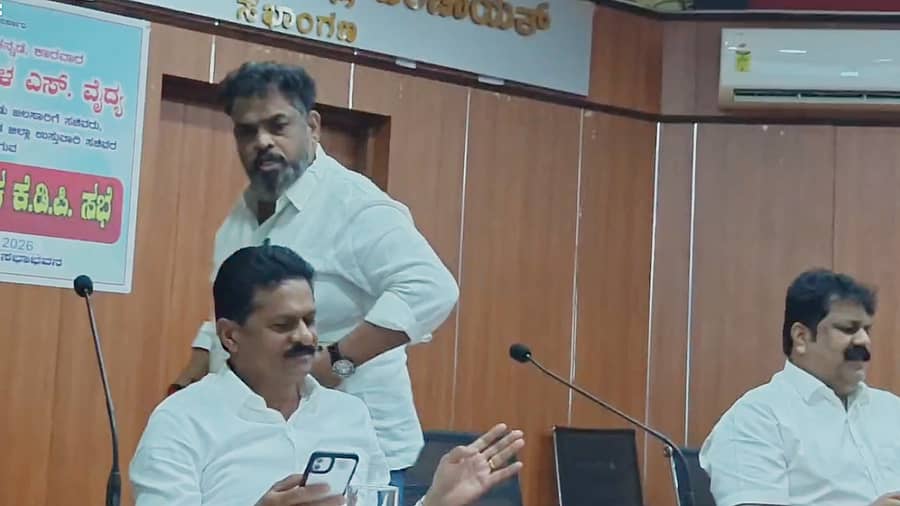 <div class="paragraphs"><p>ಸಭೆಯಿಂದ ಹೊರನಡೆದ ಶಾಸಕ ಸೈಲ್</p></div>