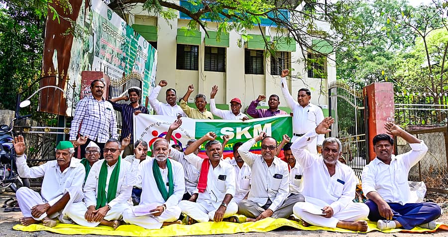 ಕಲಬುರಗಿಯ ಜಂಟಿ ಕೃಷಿ ನಿರ್ದೇಶಕರ ಕಚೇರಿ ಎದುರು ಸೋಮವಾರ ರೈತರು ಹಾಗೂ ವಿವಿಧ ಸಂಘಟನೆಯ ಸದಸ್ಯರು ಪ್ರತಿಭಟನೆ ನಡೆಸಿದರು ಪ್ರಜಾವಾಣಿ ಚಿತ್ರ