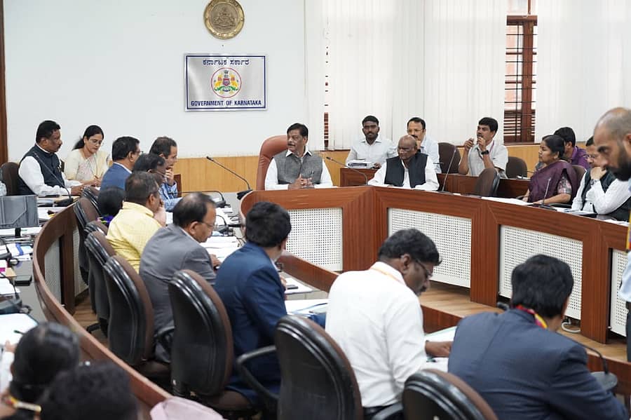 ಎಚ್.ಸಿ. ಮಹದೇವಪ್ಪ ಅವರು ಅಧಿಕಾರಿಗಳು ಹಾಗೂ ವಿಶ್ವವಿದ್ಯಾಲಯದ ಕುಲಪತಿಗಳೊಂದಿಗೆ ಚರ್ಚೆ ನಡೆಸಿದರು.