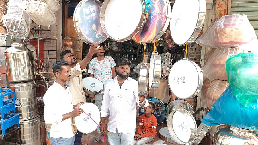 ಹಾವೇರಿಯ ಮಾರುಕಟ್ಟೆಯಲ್ಲಿ ಜನರು ಸೋಮವಾರ ಹಲಗೆ ಖರೀದಿಸಿದರು