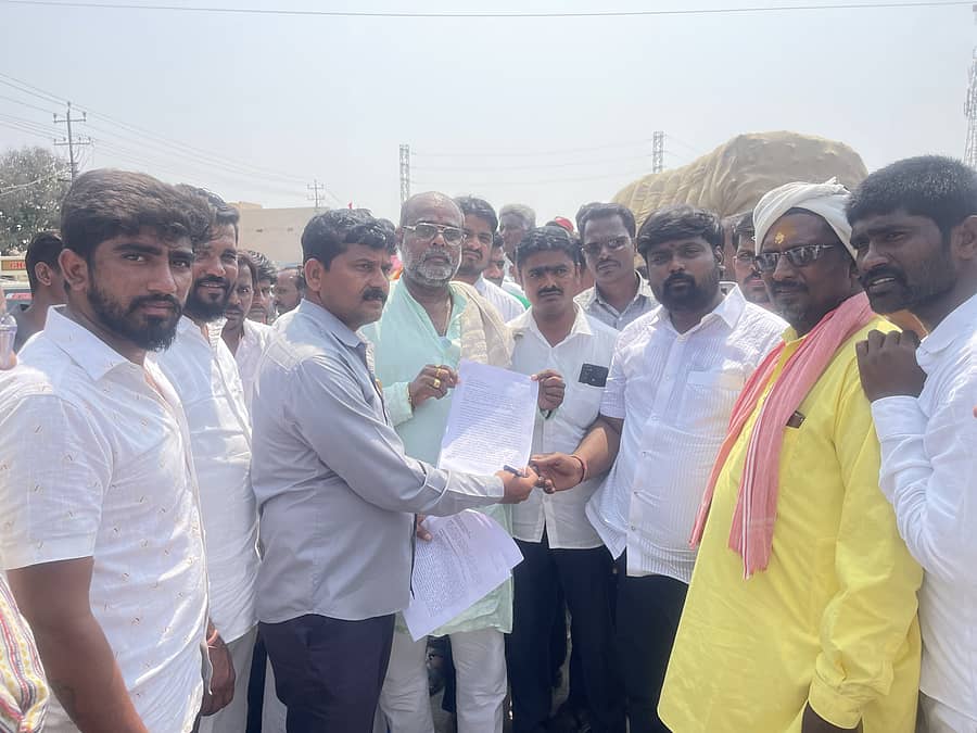 ಮಹಲ್ ರೋಜಾದ ಮಲ್ಲಿಕಾರ್ಜುನ ಮುತ್ಯಾ ಮೇಲಿನ ಪೋಕ್ಸೋ ಪ್ರಕರಣ ರದ್ದುಪಡಿಸುವಂತೆ ಒತ್ತಾಯಿಸಿ ಮುತ್ಯಾನ ಭಕ್ತರು ನಾಲವಾರ ಬಳಿ ರಾಷ್ಟ್ರೀಯ ಹೆದ್ದಾರಿ ತಡೆದು ಪ್ರತಿಭಟನೆ ನಡೆಸಿದರು