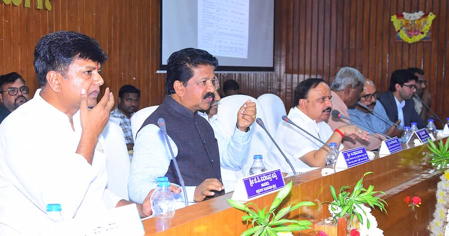 ಜಿಲ್ಲಾ ಪಂಚಾಯಿತಿ ಸಭಾಂಗಣದಲ್ಲಿ ಸೋಮವಾರ ನಡೆದ ಮುಂದುವರಿದ ಕೆಡಿಪಿ ಪ್ರಗತಿ ಪರಿಶೀಲನಾ ಸಭೆಯಲ್ಲಿ ಜಿಲ್ಲಾ ಉಸ್ತುವಾರಿ ಸಚಿವ ಡಿ.ಸುಧಾಕರ್‌ ಮಾತನಾಡಿದರು. ಕೆ.ಸಿ.ವೀರೇಂದ್ರ, ಟಿ.ರಘುಮೂರ್ತಿ, ಎಂ.ಚಂದ್ರಪ್ಪ, ಟಿ.ವೆಂಕಟೇಶ್‌, ಡಾ.ಎಸ್‌.ಆಕಾಶ್‌, ರಂಜಿತ್‌ ಕುಮಾರ್‌ ಬಂಡಾರು ಇದ್ದಾರೆ