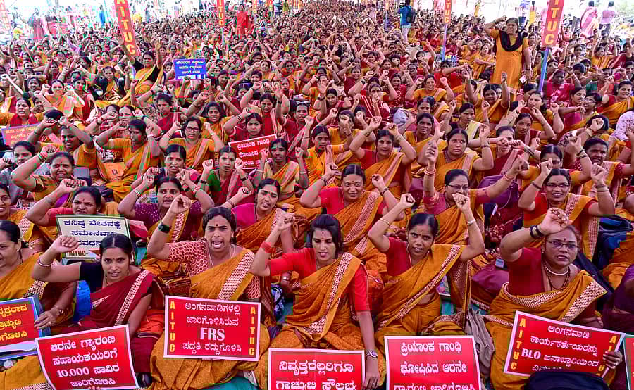 ಬೆಂಗಳೂರಿನ ಸ್ವಾತಂತ್ರ್ಯ ಉದ್ಯಾನದಲ್ಲಿ ಸೋಮವಾರ ಅಂಗನವಾಡಿ ಕಾರ್ಯಕರ್ತೆಯರು ಮತ್ತು ಸಹಾಯಕಿಯರು ಪ್ರತಿಭಟನೆ ನಡೆಸಿದರು -ಪ್ರಜಾವಾಣಿ ಚಿತ್ರ