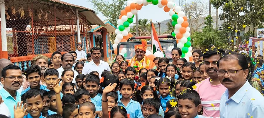 ಮುಂಡಗೋಡ ತಾಲ್ಲೂಕಿನ ಬಾಚಣಕಿ ಗ್ರಾಮದಲ್ಲಿ ನಿವೃತ್ತ ಯೋಧ ರಮೇಶ ಅಂಬ್ರೇನವರ ಅವರಿಗೆ ವಿದ್ಯಾರ್ಥಿಗಳು, ಗ್ರಾಮಸ್ಥರು ಸ್ವಾಗತಿಸಿದರು