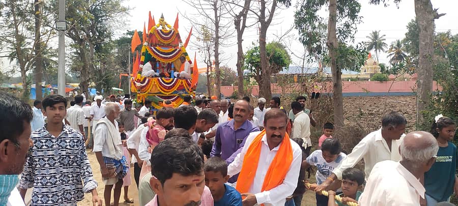 ಕುಶಾಲನಗರ ಸಮೀಪದ ಶಿರಂಗಾಲದಲ್ಲಿ ಸೋಮವಾರ ಉಮಾಮಹೇಶ್ವರ ರಥೋತ್ಸವ ಶ್ರದ್ಧಾಭಕ್ತಿಯೊಂದಿಗೆ ವಿಜೃಂಭಣೆಯಿಂದ ನಡೆಯಿತು