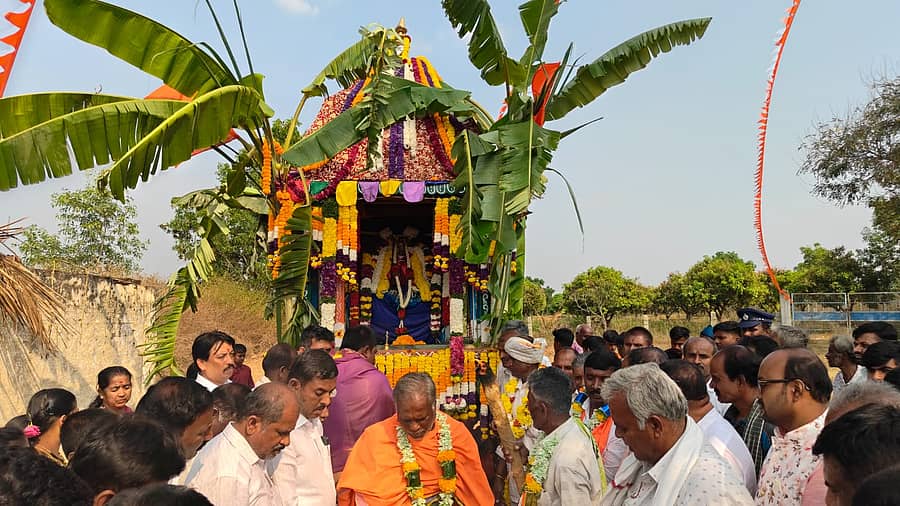 ಮುಳಬಾಗಿಲು ತಾಲ್ಲೂಕಿನ ಮಾಣಿಕ್ಯನತ್ತ ಗ್ರಾಮದ ನಲ್ಲಗಂಗಮ್ಮ ದೇವರ ರಥೋತ್ಸವ ಭಾನುವಾರ ಅದ್ದೂರಿಯಾಗಿ ನಡೆಯಿತು
