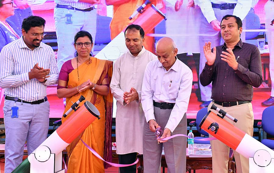 ಶಿವಮೊಗ್ಗದಲ್ಲಿ ಸೋಮವಾರ ಗ್ರಾಮ ಪಂಚಾಯಿತಿ ಗ್ರಂಥಾಲಯ ಮೇಲ್ವಿಚಾರಕರಿಗೆ ಏರ್ಪಡಿಸಿದ್ದ ‘ನಾನು ವಿಜ್ಞಾನಿ’ ತರಬೇತಿ ಕಾರ‍್ಯಾಗಾರವನ್ನು ಇಸ್ರೋ ಮಾಜಿ ಅಧ್ಯಕ್ಷ  ಎ.ಎಸ್. ಕಿರಣ್‌ಕುಮಾರ್ ಉದ್ಘಾಟಿಸಿದರು