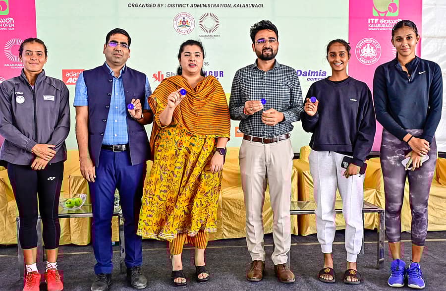 ಕಲಬುರಗಿಯ ಚಂದ್ರಶೇಖರ ಪಾಟೀಲ ಜಿಲ್ಲಾ ಕ್ರೀಡಾಂಗಣದಲ್ಲಿ ನಡೆಯುತ್ತಿರುವ ಮಹಿಳೆಯರ ಐಟಿಎಫ್‌ ಟೆನಿಸ್‌ ಟೂರ್ನಿಯ ಮುಖ್ಯಸುತ್ತಿನ ಪಂದ್ಯಗಳ ಡ್ರಾವನ್ನು ಜಿಲ್ಲಾಧಿಕಾರಿ ಫೌಜಿಯಾ ತರನ್ನುಮ್ ಬಿಡುಗಡೆಗೊಳಿಸಿದರು. ಜಿ.ಪಂ. ಸಿಇಒ ಭಂವರ್ ಸಿಂಗ್ ಮೀನಾ, ಮಹಾನಗರ ಪಾಲಿಕೆ ಆಯುಕ್ತ ಅವಿನಾಶ್ ಶಿಂದೆ, ಟೆನಿಸ್ ಆಟಗಾರ್ತಿಯರು ಹಾಜರಿದ್ದರು         ಪ್ರಜಾವಾಣಿ ಚಿತ್ರ