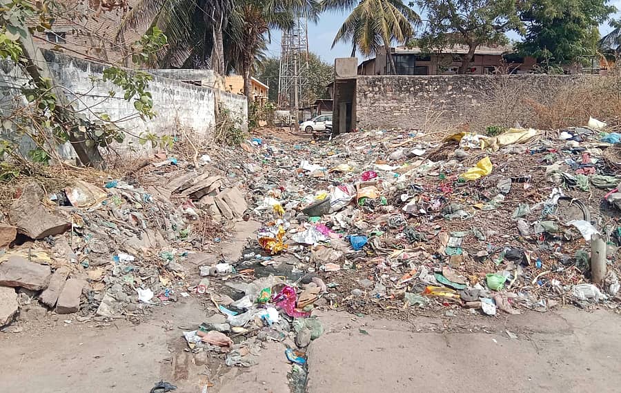ಹನುಮಸಾಗರ ಪಟ್ಟಣ ಪಂಚಾಯಿತಿಯ ಹಿಂಭಾಗದಲ್ಲಿ ಎಸೆದಿರುವ ಕಸದ ರಾಶಿ