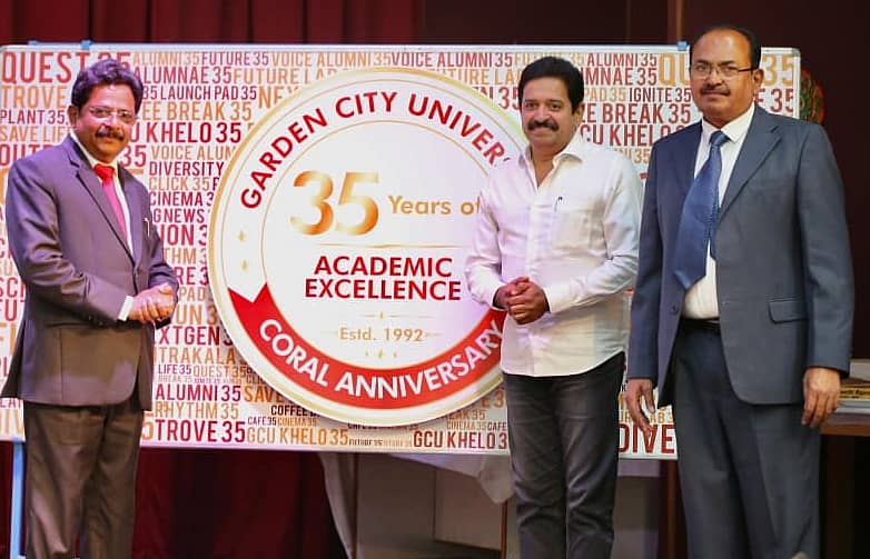 ಗಾರ್ಡನ್‌ ಸಿಟಿ ವಿಶ್ವವಿದ್ಯಾಲಯದ 35ನೇ ವಾರ್ಷಿಕೋತ್ಸವದ ಲಾಂಛನ ಬಿಡುಗಡೆ ಮಾಡಲಾಯಿತು. ಕುಲಾಧಿಪತಿ ಡಾ.ವಿ.ಜಿ.ಜೋಸೆಫ್, ಜಾದೂಗಾರ ಗೋಪಿನಾಥ್‌ ಮುತುಕಾಡ್‌, ಕುಲಪತಿ ರಾಮಚಂದ್ರಗೌಡ ಉಪಸ್ಥಿತರಿದ್ದರು.