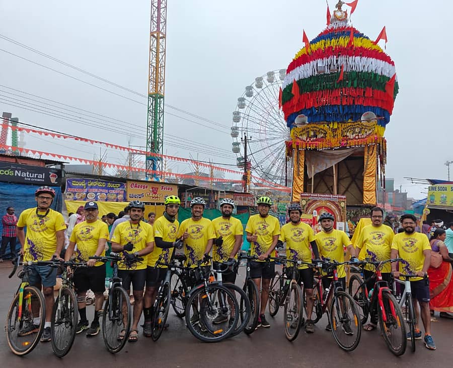 ಶಿರಸಿ ಸೈಕ್ಲಿಂಗ್ ಕ್ಲಬ್‍ನ 14ಕ್ಕೂ ಹೆಚ್ಚಿನ ಸೈಕಲ್ ಸವಾರರು ಮಾರಿಕಾಂಬಾ ‌ಜಾತ್ರಾ ಸಂದರ್ಭದಲ್ಲಿ ಕ್ಯಾನ್ಸರ್ ಪೀಡಿತ ಮಕ್ಕಳ ಆರೋಗ್ಯಕ್ಕಾಗಿ ಸೈಕಲ್ ಚಲಾಯಿಸಿದರು
