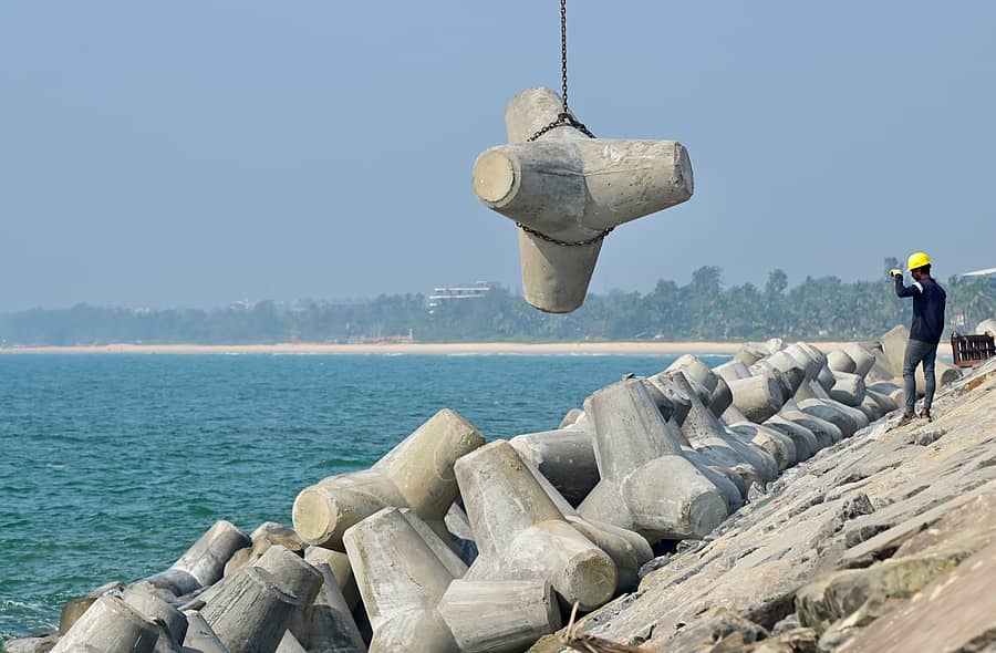 ಮಂಗಳೂರಿನ ಕುಳಾಯಿ ಮೀನುಗಾರಿಕಾ ಬಂದರಿನ ಬ್ರೇಕ್ ವಾಟರ್ ಕಾಮಗಾರಿ ಪುನರಾರಂಭಗೊಂಡಿದೆ ಪ್ರಜಾವಾಣಿ ಚಿತ್ರ : ಫಕ್ರುದ್ದೀನ್ ಎಚ್