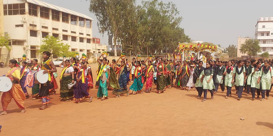 ಬಾದಾಮಿ ಕನ್ನಡ ಸಾಹಿತ್ಯ ಸಮ್ಮೇಳನದ ಅಂಗವಾಗಿ ಸಮ್ಮೇಳನದ ಅಧ್ಯಕ್ಷ ಜಿ.ಬಿ. ಶೀಲವಂತರ ದಂಪತಿಯನ್ನು ಮೆರವಣಿಗೆ ಮೂಲಕ ಕರೆತರಲಾಯಿತು