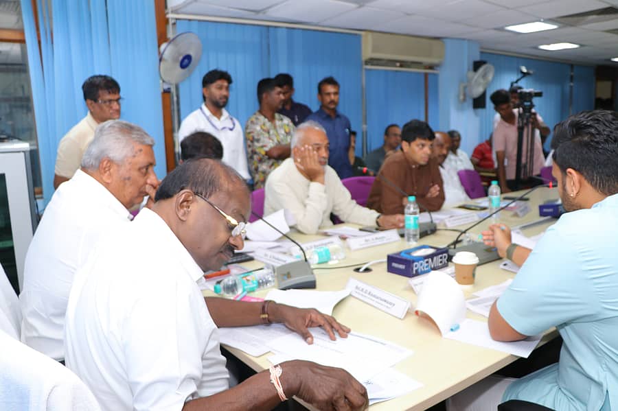 <div class="paragraphs"><p>ತಂಬಾಕು ಮಂಡಳಿ, ಖಾಸಗಿ ಕಂಪನಿ ಪ್ರತಿನಿಧಿಗಳೊಂದಿಗೆ ಕೇಂದ್ರ ಸಚಿವ ಕುಮಾರಸ್ವಾಮಿ ಸಭೆ ನಡೆಸಿದರು.</p></div>