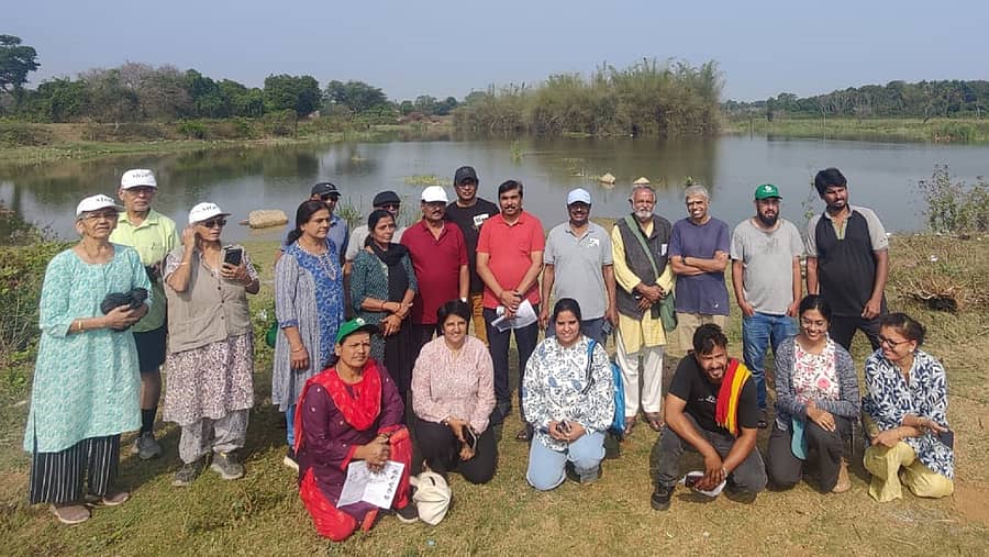 ಮೈಸೂರಿನ ಮಾದಗಳ್ಳಿ ದೊಡ್ಡಕೆರೆಯಲ್ಲಿ ‘ಪೂರ್ಣಯ್ಯ ನಾಲೆ’ ಉಳಿವಿಗೆ ‘ವಾಟರ್‌ ಫೋರಂ ಮೈಸೂರು’ ಸೋಮವಾರ ಆಯೋಜಿಸಿದ್ದ 25ನೇ ನಾಲಾ ನಡಿಗೆಯಲ್ಲಿ ಪಾಲ್ಗೊಂಡ ನಾಗರಿಕರು 