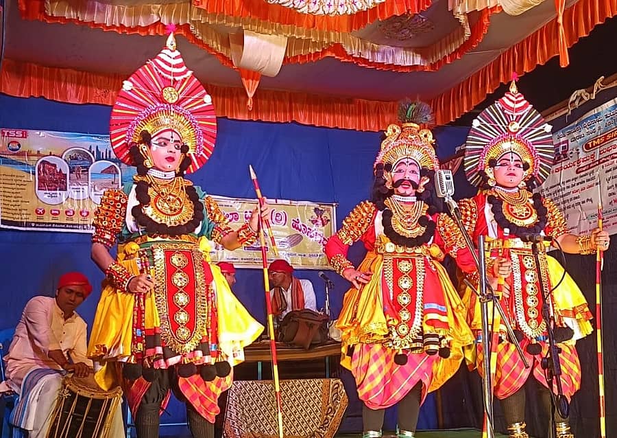 ಸಿದ್ದಾಪುರ ತಾಲ್ಲೂಕಿನ ತ್ಯಾಗಲಿಯ ಲಕ್ಷ್ಮೀನರಸಿಂಹ ದೇವರ ರಥೋತ್ಸವದ ಅಂಗವಾಗಿ ಪ್ರದರ್ಶನಗೊಂಡ ಸುಧನ್ವಾರ್ಜುನ ಯಕ್ಷಗಾನದ ದೃಶ್ಯ