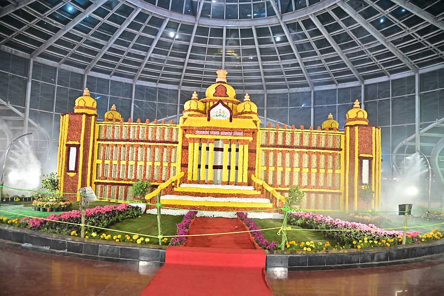 ದಾವಣಗೆರೆಯ ಗಾಜಿನಮನೆಯಲ್ಲಿ ಏರ್ಪಡಿಸಿದ್ದ ಫಲಪುಷ್ಪ ಪ್ರದರ್ಶನದಲ್ಲಿ ಪ್ರಮುಖ ಆಕರ್ಷಣೆಯಾಗಿದ್ದ ವಿಧಾನಸೌಧ – ಪ್ರಜಾವಾಣಿ ಚಿತ್ರ