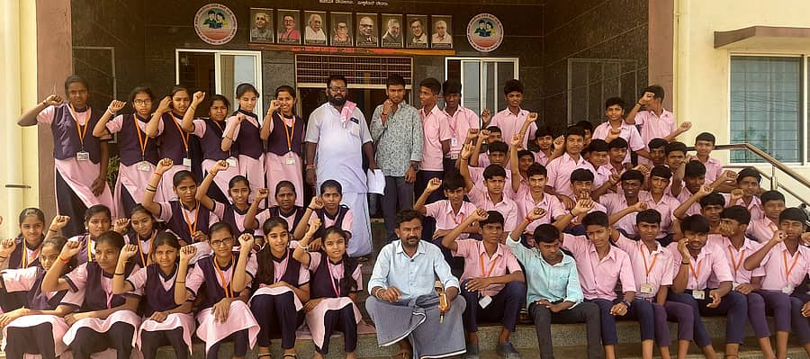 ಶಿಗ್ಗಾವಿ ತಾಲ್ಲೂಕಿನ ಕನಕದಾಸರ ಬಾಡ ಗ್ರಾಮದ ಅಟಲ್ ಬಿಹಾರಿ ವಾಜಪೇಯಿ ವಸತಿ ಶಾಲೆಯ ಆವರಣದಲ್ಲಿ ಗ್ರಾಮಸ್ಥರು, ವಿದ್ಯಾರ್ಥಿಗಳು ಪ್ರತಿಭಟನೆ ನಡೆಸಿದರು 