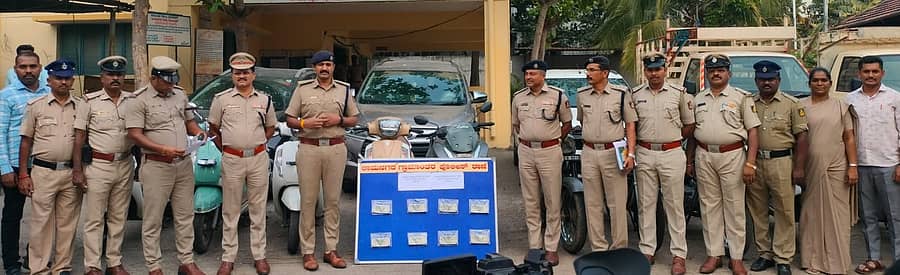 <div class="paragraphs"><p>ರಾಮನಗರ ಗ್ರಾಮಾಂತರ ಠಾಣೆ ಆವರಣದಲ್ಲಿ ನಡೆದ ಸುದ್ದಿಗೋಷ್ಠಿಯಲ್ಲಿ ಇಬ್ಬರು ಕಳ್ಳರಿಂದ ವಶಪಡಿಸಿಕೊಂಡಿರುವ ವಾಹನಗಳು ಹಾಗೂ ನಗದನ್ನು ಪ್ರದರ್ಶಿಸಲಾಯಿತು.&nbsp;&nbsp;</p></div>