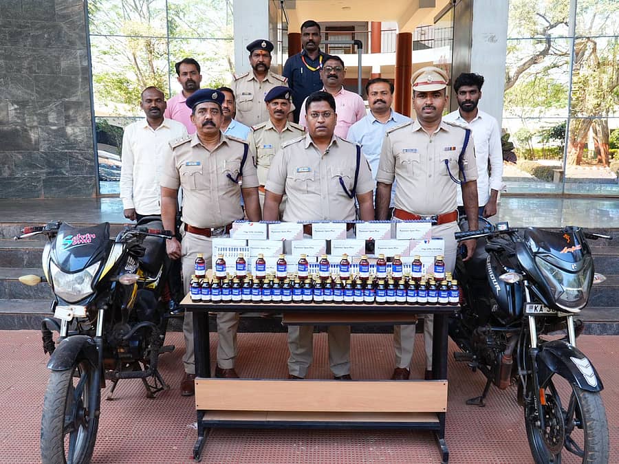 ಬೀದರ್‌ ನಗರದ ಶಾಹಾಪುರ ಬಳಿಯ ಮಾರುಕಟ್ಟೆ ಪೊಲೀಸ್ ಠಾಣೆಯ ಪೊಲೀಸರು ಜಪ್ತಿ ಮಾಡಿದ ನಿಷೇಧಿತ ಕಾಫ್ ಔಷಧಿ 