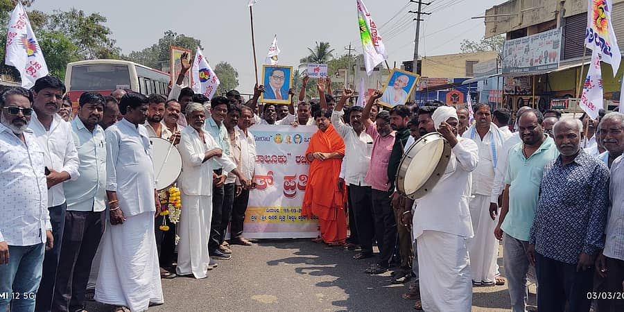 ಕವಿತಾಳ ತಾಲ್ಲೂಕು ಕೇಂದ್ರಕ್ಕೆ ಆಗ್ರಹಿಸಿ ಮಂಗಳವಾರ ಪ್ರತಿಭಟನಾ ಮೆರವಣಿಗೆ ನಡೆಸಲಾಯಿತು
