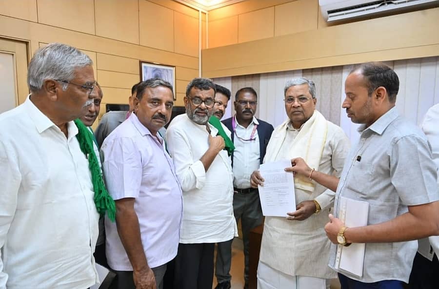 ರಾಜ್ಯ ಸರ್ಕಾರ ಮಧ್ಯ ಪ್ರವೇಶಿಸಿ ತಂಬಾಕು ಬೆಳೆಗಾರರ ದರ ಸಮರಕ್ಕೆ ಅಂತ್ಯ ಹಾಡಬೇಕು ಆಗ್ರಹಿಸಿ ರಾಜ್ಯ ರೈತ ಸಂಘದ ಅಧ್ಯಕ್ಷ ಬಡಗಲಪುರ ನಾಗೇಂದ್ರ ನೇತೃತ್ವದಲ್ಲಿ ಬೆಳೆಗಾರರ ನಿಯೋಗ ಮುಖ್ಯಮಂತ್ರಿ ಸಿದ್ದರಾಮಯ್ಯ ಅವರನ್ನು ಬುಧವಾರ ಭೇಟಿ ನೀಡಿ ಮನವಿ ನೀಡಿದರು