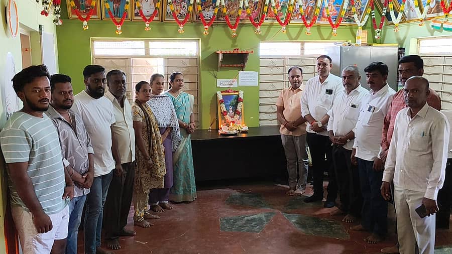 <div class="paragraphs"><p>ಬೇತಮಂಗಲ ಗ್ರಾಮ ಪಂಚಾಯಿತಿ ಕಚೇರಿಯಲ್ಲಿ ಯೋಗಿ ಕೈವಾರ ತಾತಯ್ಯ ಅವರ ಜಯಂತಿಯನ್ನು ಆಚರಿಸಲಾಯಿತು</p></div>