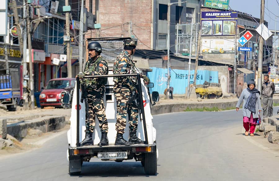 ಭದ್ರತಾ ಸಿಬ್ಬಂದಿ ಶ್ರೀನಗರದಲ್ಲಿ ಮಂಗಳವಾರ ಗಸ್ತು ತಿರುಗುವ ಮೂಲಕ ಭದ್ರತಾ ಪರಿಸ್ಥಿತಿಯನ್ನು ಪರಿಶೀಲಿಸಿದರು –ಪಿಟಿಐ ಚಿತ್ರ