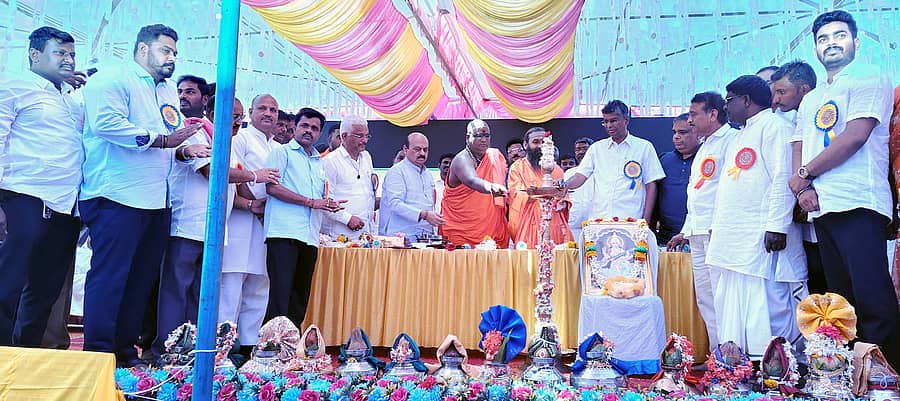 ಸವಣೂರು ತಾಲ್ಲೂಕಿನ ಹೊಸನೀರಲಗಿ ಗ್ರಾಮದ ಸರಕಾರಿ ಉನ್ನತೀಕರಿಸಿದ ಹಿರಿಯ ಪ್ರಾಥಮಿಕ ಶಾಲೆಯ ಅಮೃತ ಮಹೋತ್ಸವ ಕಾರ್ಯಕ್ರಮವನ್ನು ಲೋಕೋಪಯೋಗಿ ಸಚಿವ ಸತೀಶ ಜಾರಕಿಹೊಳಿ ಉದ್ಘಾಟಿಸಿದರು.