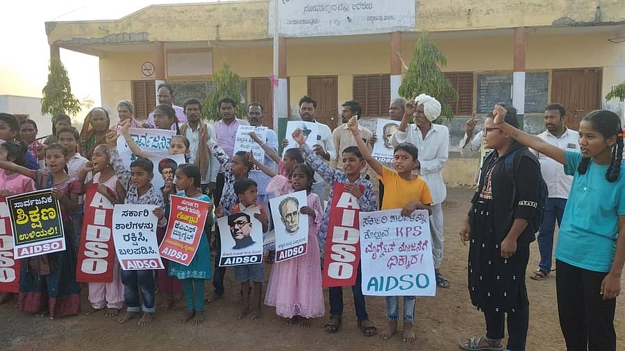 ವಿಜಯಪುರ ಸಮೀಪದ ಅರಕೇರಿಯಲ್ಲಿ ಶಾಲಾ ವಿದ್ಯಾರ್ಥಿಗಳು ಪ್ರತಿಭಟನೆ ನಡೆಸಿದರು