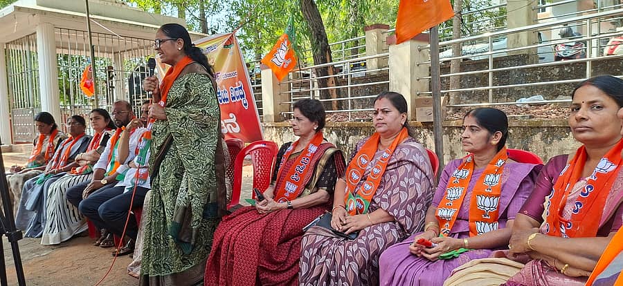 ಪುತ್ತೂರು ಶಾಸಕ ಅಶೋಕ್ ರೈ ಅವರು ಮಹಿಳಾ ಅಧಿಕಾರಿಗಳ ಮೇಲೆ ದಬ್ಬಾಳಿಕೆ ನಡೆಸುತ್ತಿದ್ದಾರೆ ಎಂದು ಆರೋಪಿಸಿ ಬಿಜೆಪಿ ಮಹಿಳಾ ಮೋರ್ಚಾ ಹಮ್ಮಿಕೊಂಡಿದ್ದ ಪ್ರತಿಭಟನೆಯಲ್ಲಿ ಸುಲೋಚನಾ ಭಟ್ ಮಾತನಾಡಿದರು