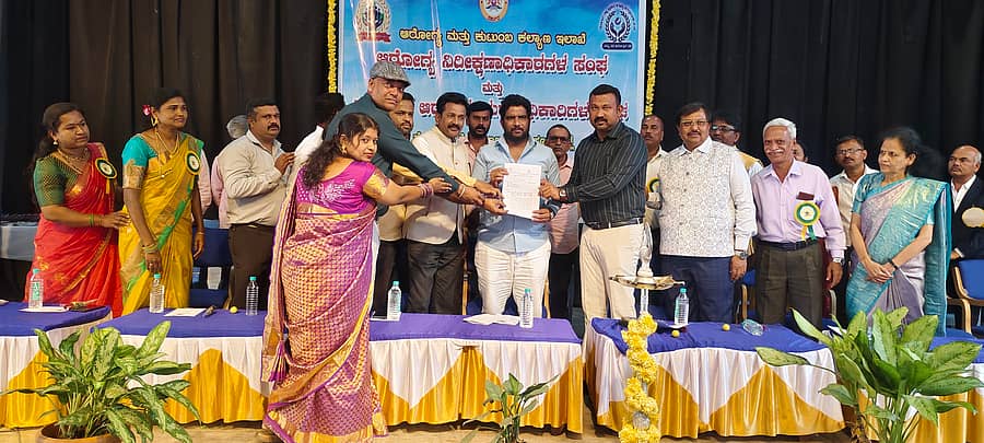 ವಿವಿಧ ಬೇಡಿಕೆಗಳನ್ನು ಈಡೇರಿಸುವಂತೆ ಆಗ್ರಹಿಸಿ ಎಚ್.ಡಿ. ಕೋಟೆಯಲ್ಲಿ ಆರೋಗ್ಯ ಇಲಾಖೆಯ ಸಿಬ್ಬಂದಿ ಶಾಸಕ ಅನಿಲ್ ಚಿಕ್ಕಮಾದು ಅವರಿಗೆ ಮನವಿ ಸಲ್ಲಿಸಿದರು