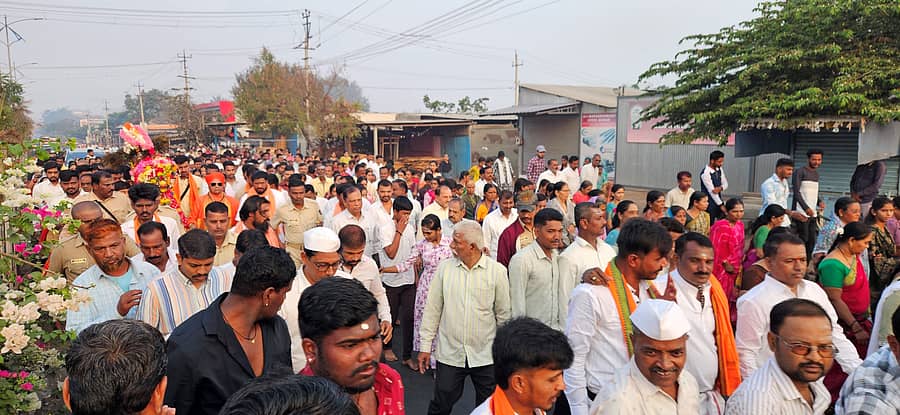 <div class="paragraphs"><p>ಮಹಾಲಿಂಗಪುರದಿಂದ ಶ್ರೀಶೈಲಕ್ಕೆ ಕಂಬಿ ಮಲ್ಲಯ್ಯನ ಹೊತ್ತ ಭಕ್ತರು ಪಾದಯಾತ್ರೆ ನಡೆಸಿದರು</p></div>