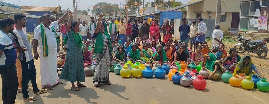 ಹಿರಿಯೂರು ತಾಲ್ಲೂಕಿನ ದಿಂಡಾವರ ಗ್ರಾಮದಲ್ಲಿ ಗ್ರಾಮ ಪಂಚಾಯಿತಿ ಮುಂದೆ ಖಾಲಿ ಕೊಡಗಳನ್ನು ಇಟ್ಟು ಗ್ರಾಮಸ್ಥರು ಮಂಗಳವಾರ ಪ್ರತಿಭಟನೆ ನಡೆಸಿದರು