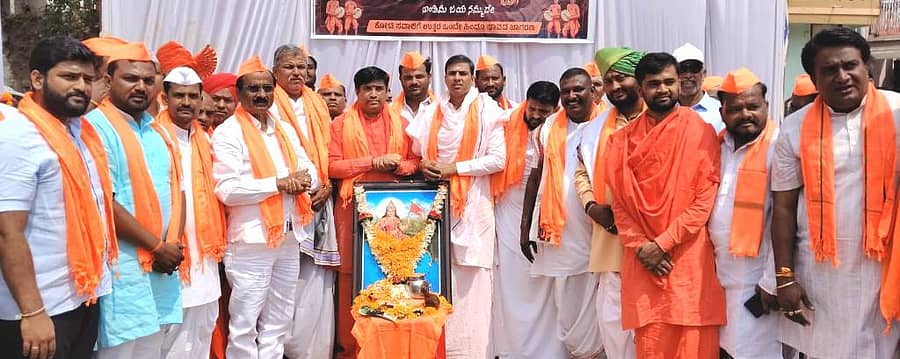 ಜಮಖಂಡಿಯ ಹೊಕ್ಕಳಬಾವಿ ಮೈದಾನದಲ್ಲಿ ಮಂಗಳವಾರ ಭಾರತ ಮಾತೆಯ ಭಾವಚಿತ್ರಕ್ಕೆ ಪುಷ್ಪಾರ್ಚನೆ ಮಾಡಿ ಹಲಗೆ ಮೇಳಕ್ಕೆ ಚಾಲನೆ ನೀಡಿದರು