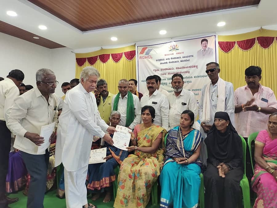 ಹೊಸಪೇಟೆ ತಾಲ್ಲೂಕಿನ ಪಿ.ಕೆ.ಹಳ್ಳಿಯಲ್ಲಿ ಮಂಗಳವಾರ ಡಾಲ್ಮಿಯಾ ಕ್ಯಾಂಪ್‌ ನಿವಾಸಿಗಳಿಗೆ ಶಾಸಕ ಎಚ್.ಆರ್‌.ಗವಿಯಪ್ಪ ಅವರು ಹಕ್ಕುಪತ್ರ ವಿತರಿಸಿದರು  –ಪ್ರಜಾವಾಣಿ ಚಿತ್ರ