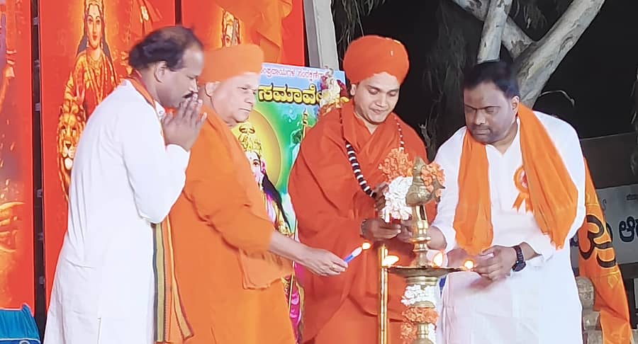 ಮರಿಯಮ್ಮನಹಳ್ಳಿಯಲ್ಲಿ ಸೋಮವಾರ ಸಂಜೆ ಹಮ್ಮಿಕೊಂಡಿದ್ದ ಹಿಂದೂ ಸಮಾವೇಶ ಕಾರ್ಯಕ್ರಮವನ್ನು ಮಲ್ಲಿಕಾರ್ಜುನ ಸ್ವಾಮೀಜಿ ಹಾಗೂ ನಿರಂಜನಪ್ರಭು ಸ್ವಾಮೀಜಿ ಉದ್ಘಾಟಿಸಿದರು. ವಿನಾಯಕ ತಳಗೇರಿ, ವೈದ್ಯ ಡಾ.ಜಿ.ಎಂ.ಸೋಮೇಶ್ವರ ಉಪಸ್ಥಿತರಿದ್ದರು.