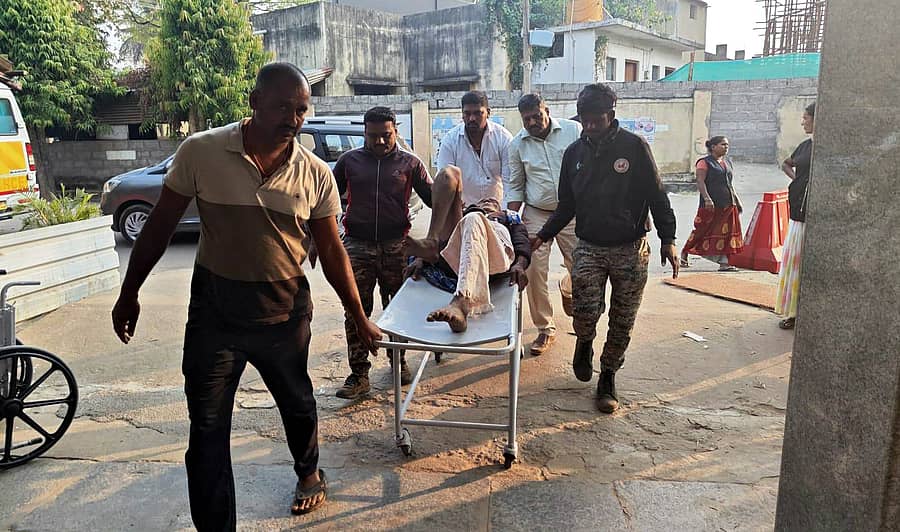 ಚನ್ನಪಟ್ಟಣ ತಾಲ್ಲೂಕಿನ ಸಂತೆ ಮೊಗೇನಹಳ್ಳಿ ಗ್ರಾಮದಲ್ಲಿ ಕಾಡಾನೆ ದಾಳಿ ನಡೆಸಿ ಗಾಯಗೊಂಡಿದ್ದ ರೈತ ನಾರಾಯಣಗೌಡ ಅವರನ್ನು ವಲಯ ಅರಣ್ಯಾಧಿಕಾರಿ ಮಲ್ಲೇಶ್ ಹಾಗೂ ಸಿಬ್ಬಂದಿ ಕಾರಿನಲ್ಲಿ ಸಾರ್ವಜನಿಕ ಆಸ್ಪತ್ರೆಗೆ ಕರೆತಂದರು